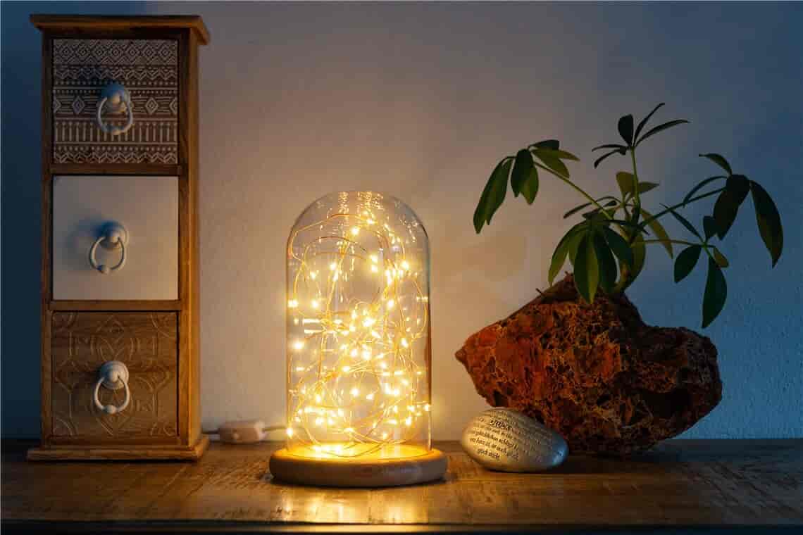 Glasklokke med LED mikrolyskæde - elegant og dekorativ, 19,5 cm. højgoobayDekoration Transparent (gennemsigtig) Dekorativ glasklokke med LED mikrolyskæde og ægte træbund, USB-kabel 115 cm, 5 meter lyskæde med 50 mikro-LED'er i varm hvid (2700 K) og afbryder (tænd/sluk). Elegant dekoration der nemt kan placeres og anvendes til mange festlige lejligheder som jul, fødselsdage eller påske. Strømforsynes via USB kabel fra enhver USB kilde. Den stilfulde glasklokke er perfekt som gave til enhver lejlighed. Højde 19,5 cm. Diameter på klokke 10 cm.