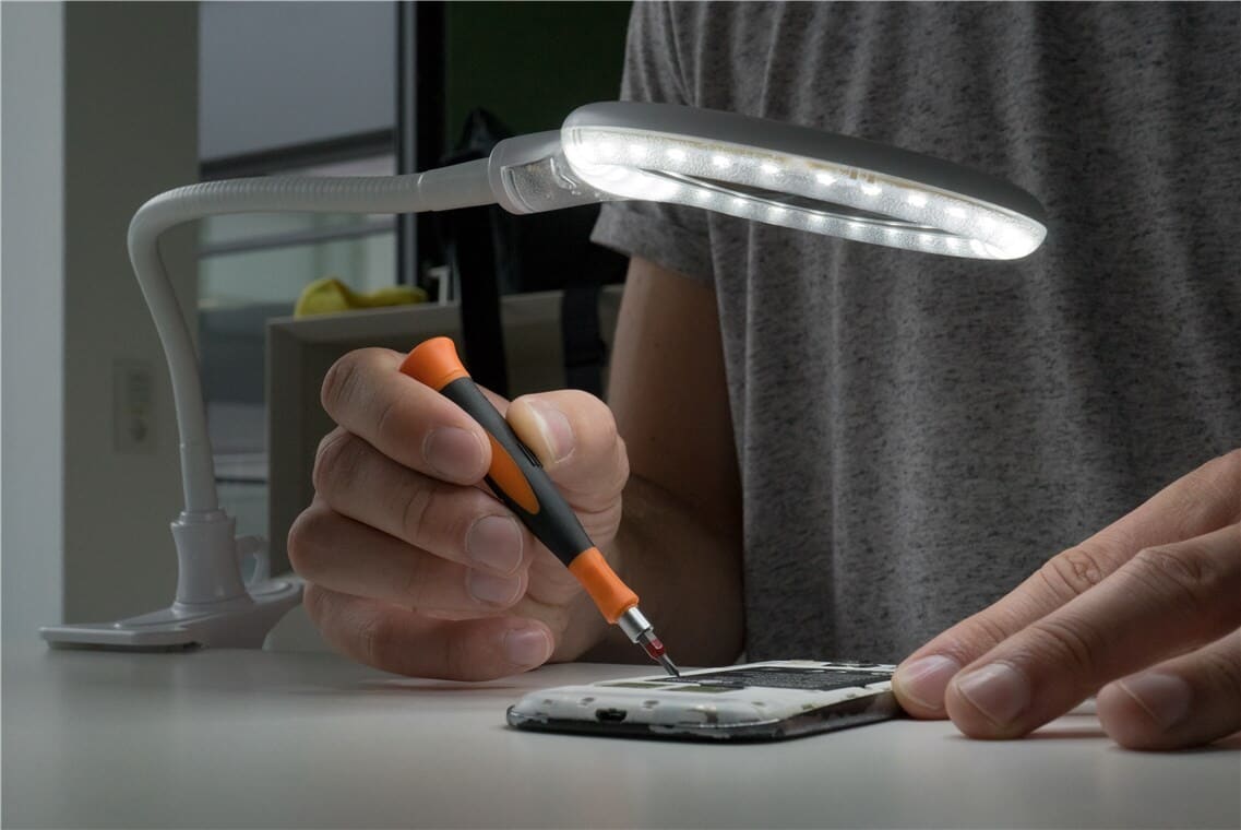Magnifier lamp, clip-onMagnifier lamp with LED light. 30 SMD LED's that ensures consistent shadow-free lighting. Glass lens diopter 3 with 1.75 x magnification. Can be used as a standing lamp or mounted on the edge of the table via the supplied clip. Adjustable swan neck. 230 V.goobay