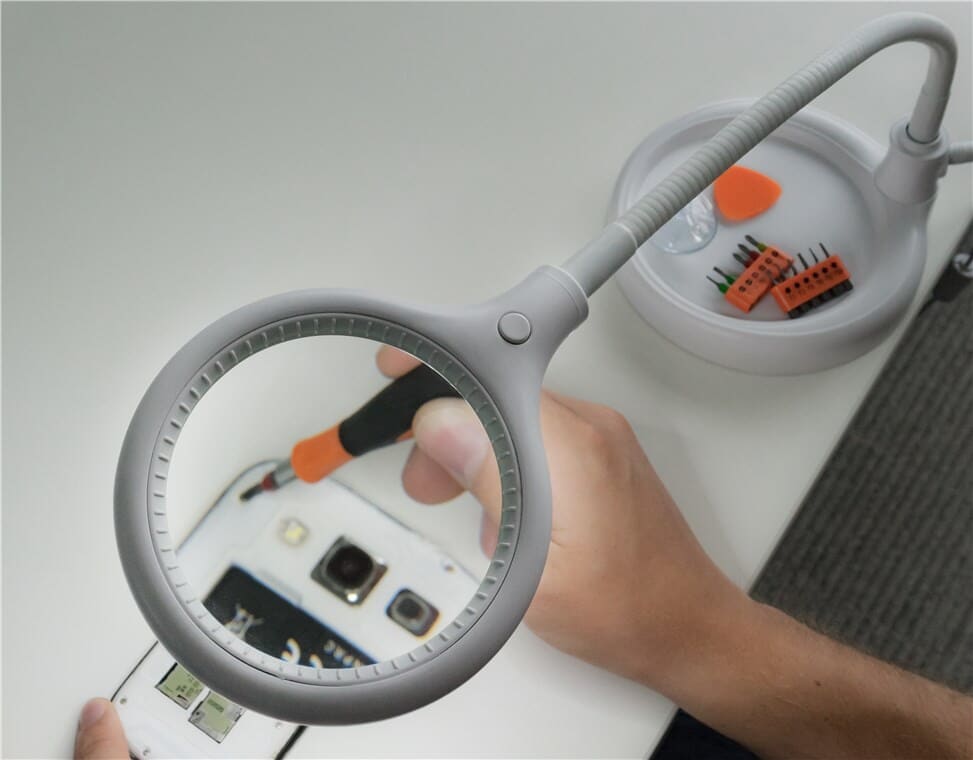 Magnifier lamp, clip-onMagnifier lamp with LED light. 30 SMD LED's that ensures consistent shadow-free lighting. Glass lens diopter 3 with 1.75 x magnification. Can be used as a standing lamp or mounted on the edge of the table via the supplied clip. Adjustable swan neck. 230 V.goobay