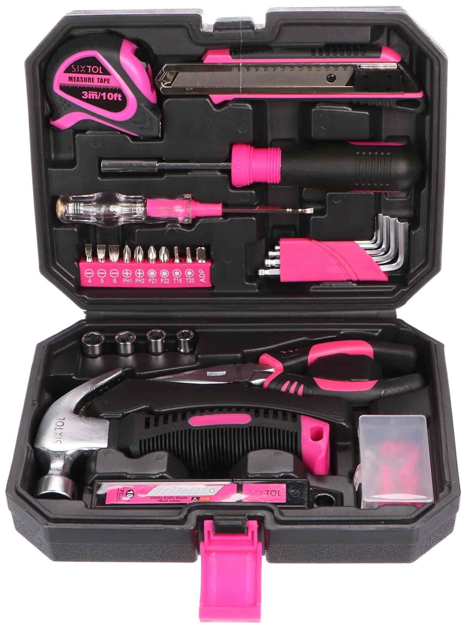 Pink værktøjssæt HOME PINK 66N.A.Diverse værktøj Lyserød Praktiske lyserødt/pink værktøjssæt SIXTOL HOME PINK 66 er en god hjælper i hjemmet. Sættet indeholderde mest brugte værktøjer , som du nemt og hurtigt kan reparere alt med. SIXTOL HOME PINK 66 værktøjssættet består af værktøj som tænger, unbrakonøgler, en hammer og meget mere. En masse nyttigt småtilbehør er også inkluderet. Værktøjet opbevares i en kompakt, praktisk sort-pink kuffert.