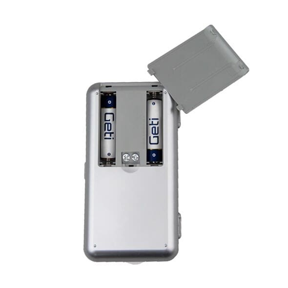 Digital vægt-lommevægt 0,1 g. opløsningGetiMåling, mekanisk Sølv Ultra kompakt digital lommevægt GSP02 er meget præcis, har et attraktivt udseende og alle de nødvendige funktioner. Vægten er velegnet til guldsmede, pantelånere, møntsamlere og hvor det er nødvendigt for at opnå de mest nøjagtige måleresultater. Vægten kan veje i enheder af g, tl, oz, ct, gn, har et baggrundsbelyst LCD-display, dens vejeflade er lavet af rustfrit stål. Lommevægten har et rektangulært design med et kontrolpanel med knapper. Den digitale lommevægt er en lommevægt med one-touch kalibreringsfunktion, pakkevejning, hukommelse, overbelastningsbeskyttelse, lav batteri indikation og en automatisk sluk funktion for at spare batteristrøm.