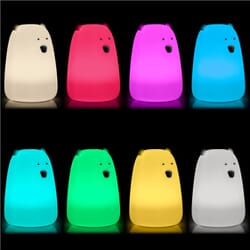 Natlampe til børn, genopladelig, multicolor, BPA fri, IsbjørngoobayLED Natlamper - natlys Multi Natlampe - det ultimative natlys til dit barns værelse - multicolor bærbar genopladelig LED-natlampe med et isbjørn-design, lavet af blød silikone, der er BPA-fri. 9 forskellige farvemuligheder, så dit barn kan vælge den perfekte nuance, der passer til deres humør eller indretning. LED-teknologien sikrer en blid, beroligende glød, der ikke forstyrrer deres søvn, og det genopladelige batteri betyder, at du ikke behøver at bekymre dig om konstant at udskifte batterier eller have en stikkontakt i nærheden. Isbjørnens design tilføjer et strejf af finurlighed til dit barns værelse og skaber en magisk atmosfære, der vil inspirere deres fantasi. Plus, den kompakte størrelse og det bærbare design betyder, at den er nem at tage med på ture eller flytte rundt i rummet. Invester i dit barns komfort og fantasi.