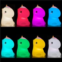 Natlampe til børneværelset, genopladelig, multicolor, BPA fri, EnhjørninggoobayLED Natlamper - natlys Multi Natlampe - det ultimative natlys til dit barns værelse - multicolor bærbar genopladelig LED-natlampe med et Enhjørning-design, lavet af blød silikone, der er BPA-fri. 9 forskellige farvemuligheder, så dit barn kan vælge den perfekte nuance, der passer til deres humør eller indretning. LED-teknologien sikrer en blid, beroligende glød, der ikke forstyrrer deres søvn, og det genopladelige batteri betyder, at du ikke behøver at bekymre dig om konstant at udskifte batterier eller have en stikkontakt i nærheden. Enhjørningens design tilføjer et strejf af finurlighed til dit barns værelse og skaber en magisk atmosfære, der vil inspirere deres fantasi. Plus, den kompakte størrelse og det bærbare design betyder, at den er nem at tage med på ture eller flytte rundt i rummet. Invester i dit barns komfort og fantasi.
