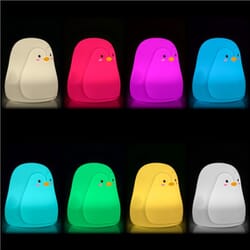 Natlampe til børneværelset, genopladelig, multicolor, BPA fri, PingvingoobayLED Natlamper - natlys Multi Natlampe - det ultimative natlys til dit barns værelse - multicolor bærbar genopladelig LED-natlampe med et Pingvin-design, lavet af blød silikone, der er BPA-fri. 9 forskellige farvemuligheder, så dit barn kan vælge den perfekte nuance, der passer til deres humør eller indretning. LED-teknologien sikrer en blid, beroligende glød, der ikke forstyrrer deres søvn, og det genopladelige batteri betyder, at du ikke behøver at bekymre dig om konstant at udskifte batterier eller have en stikkontakt i nærheden. Pingvinens design tilføjer et strejf af finurlighed til dit barns værelse og skaber en magisk atmosfære, der vil inspirere deres fantasi. Plus, den kompakte størrelse og det bærbare design betyder, at den er nem at tage med på ture eller flytte rundt i rummet. Invester i dit barns komfort og fantasi.