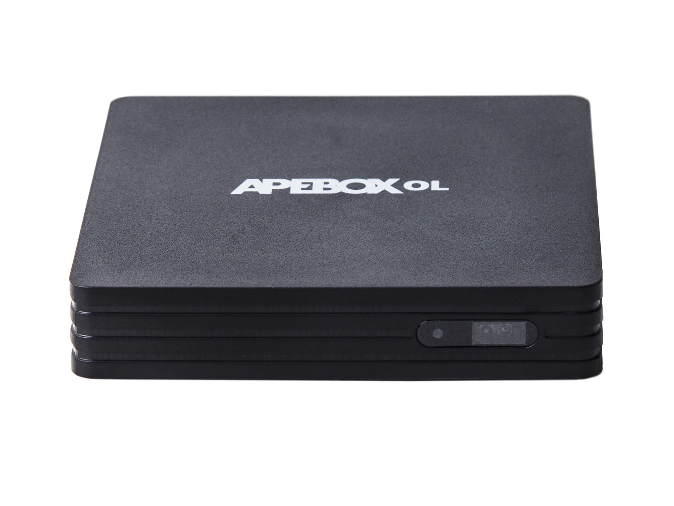 Apebox OL - 4K UHD IPTV media streamer.Multiprotokol TV (Stalker, Xtream, M3U)ApeboxAPEBOX Sort Apebox OL IPTV er en kraftfuld, stabil, hurtig og brugervenlig Linux OTT UHD 2160p IPTV modtager. Den understøtter HDR10 HLG 10 bit H.265 og er ideel for dem, der søger en simpel, men effektiv IPTV Full 4K multimediemodtager til en overkommelig og absolut fair pris. Multi TV protokol tillader afvikling af Stalker, Xtream og M3U. Dual WiFi, 100 Mbps LAN, HDR10HLG, H.265,VP9, 8 GB Flash, 1 GB DDR3, USB2.0. Med ny lækker letbetjent fjernbetjening.IPTV Boksen, Apebox OL, forbinder ubesværet til en bred vifte af streamingtjenester, hvilket giver dig adgang til et omfattende bibliotek af underholdningsmuligheder. Fra populære video-on-demand-platforme til live tv-udsendelser, denne alsidige enhed imødekommer alle dine streamingbehov og tilbyder et omfattende udvalg af kanaler og shows lige ved hånden. Læs mere...