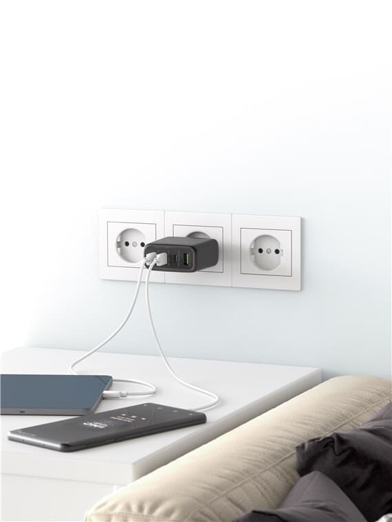 High Power opLader USB-C™ PD multiport hurtigoplader (68W) sort - 4 portegoobayOpladere og kabler Sort High Power USB lader. 3x USB-C™-porte (strømforsyning) og 1x USB-A-port (hurtigopladning). Fleksible forbindelser, stærk ydeevne, høj energieffektivitet og et kompakt design - kombineret i en enkelt High Power oplader. Denne strømforsyningen og oplader  er den perfekte strømforsyning derhjemme og på farten og oplader pålideligt og hurtigt enhver enhed, fra Bluetooth-hovedtelefoner til bærbare computere. USB-C + USB-A udtag. High Power 68W 3 Amp. Kompatibel med smartphonemærker som Apple, Samsung, Xiaomi, LG, Huawei samt tablets som Apple iPad og notebooks fra producenter som Acer, HP og Fujitsu. Lynhurtig opladning og altid strøm nok. 