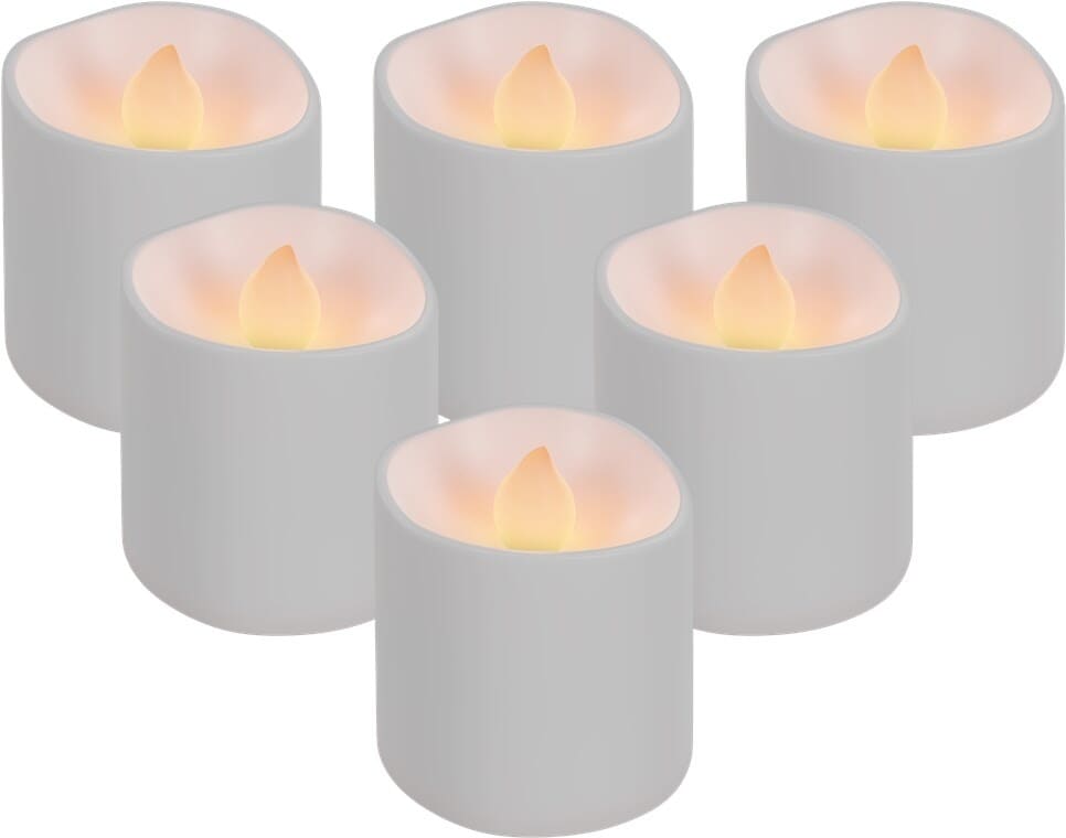 LED fyrfadslys med fjernbetjening - kan genoplades - 6 stk.goobayDekoration Hvid LED fyrfadslys med realistiske flimrende lys giver en en varm stemning - brug dem indendøre, i et tørt miljø i haven, på altanen eller på terrassen. De absolut drypfrie, flammefri stearinlys er ideelle som sikker LED-dekoration til fester, fødselsdage, bryllupper, jul, påske, halloween mm. Fyrfadslysene kan styres med den medfølgende fjernbetjening. Med 7-knaps fjernbetjening kan indstilles timer, 5-niveau dæmper og 2 lystilstande (fast lys, flimrende lys). Fyrfadslysene kan genoplades med en almindelig USB-A lader. 5V USB opladekabel medfølger i pakken. Genopladning er smart, miljøvenligt og du slipper helt for batteriskifte. LED Fyrfadslys passer i alle standard fyrfadsholdere med en diameter på 3.9 cm.
