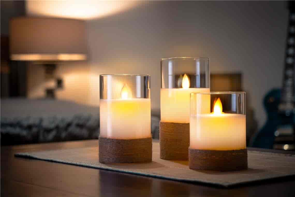 LED Wax candle in light, with a beautiful flame effect. Set with 3 heights, timer function.Beautiful LED wax candles in 3 different heights. Mounted in glass with hemp wrapping. You can quickly create beautiful, safe and cozy lighting. Used in all places where there is a need for beautiful cozy lighting. Realistic flickering flame effect with swinging wicks and natural materials create a rustic elegance. Battery operated candles are ideal as a safe decoration for living rooms, bedrooms, offices, in elderly care, restaurants or schools and spaces where open flames are not desirable or permitted. Smart timer that automatically switches the beautiful lighting on and off.goobay