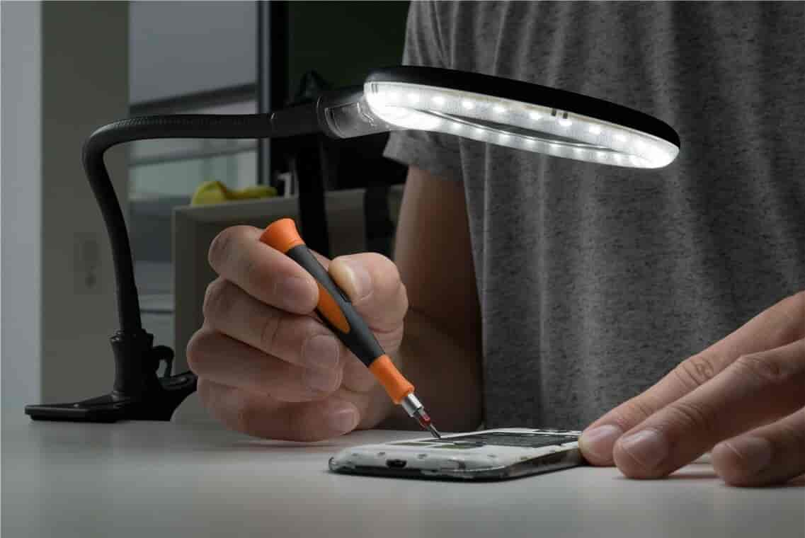 Sort LED luplampe med smart klemmemontering.