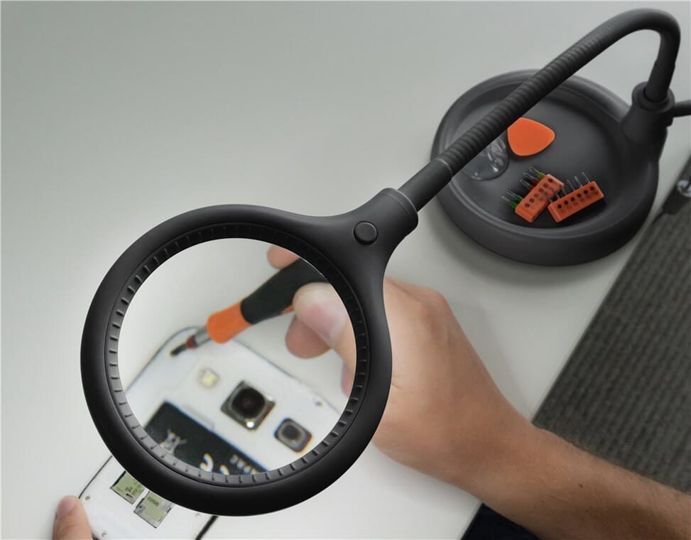 Luplampe LED, bordmodel clip-on, SortgoobayLuplamper Sort Luplampe med LED lys. Luplampe med 30 stk. SMD LED der sikrer ensartet skyggefri belysning. Glaslinse diopter 3 med 1.75 x forstørrelse. Kan anvendes som stående luplampe eller monteres på bordkant via medfølgende klemme. Justerbar svanehals. 230 V.