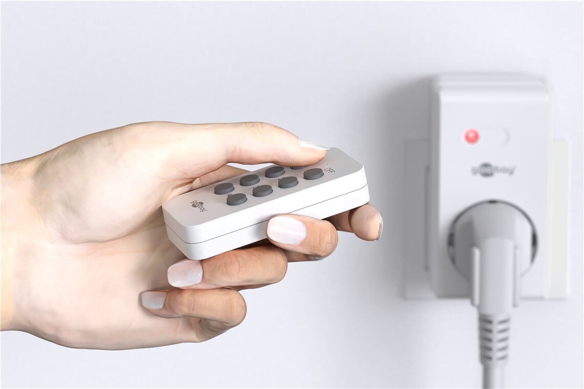 Fjernbetjent stikkontakt - 230V - 1100 W.goobayTænd/sluk ure Hvid Fjernbetjent stikkontakt i sæt med stikkontakt og fjernbetjening. Den fjernbetjente stikkontakt er en sikker og bekvem løsning til at styre en indendørs elektrisk enhed eller lampe med maksimalt 1100 W. En fjernbetjent stikkontakt er særligt velegnet til svært tilgængelige indendørs områder og er nemt installeret (dansk vejledning medfølger). Rækkevidden er op til 30 meter. Betjen dine lamper fra sofaen med et enkelt tryk.