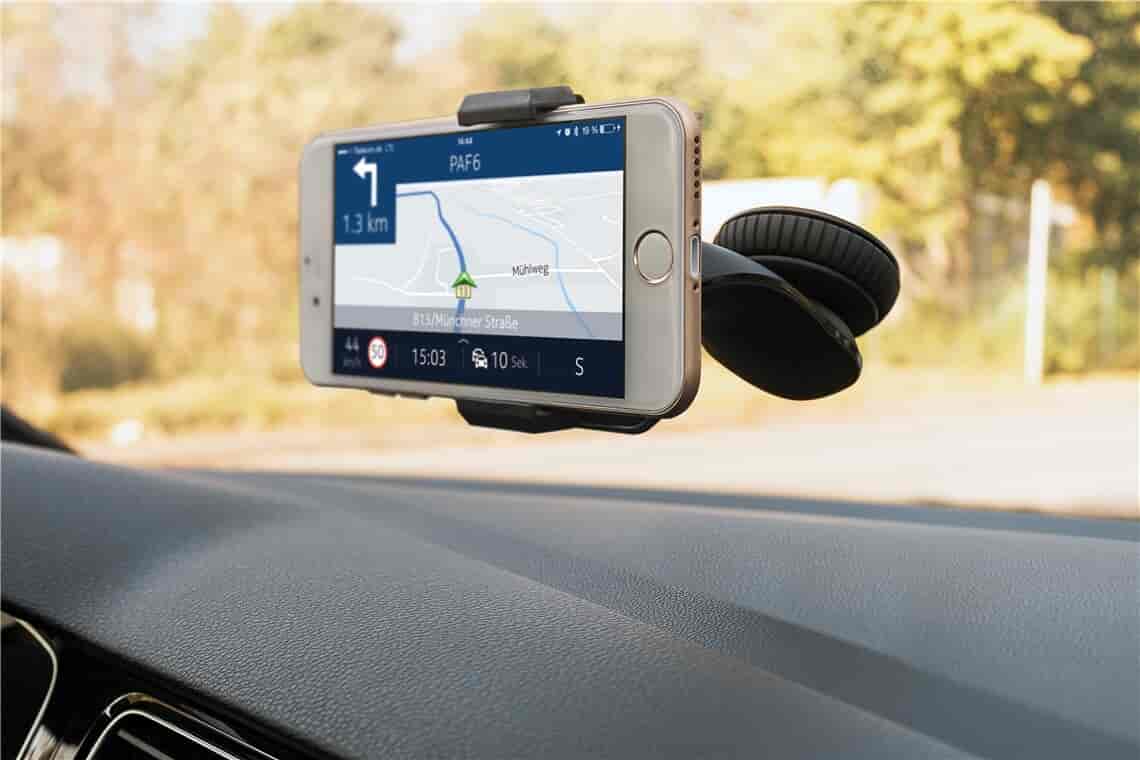 Mobilholder til bil, sugekop, 360 grader, til rude og instrumentbrætgoobayMobilholder til bil - Stande og holdere til mobiltelefon Sort Med mobilholderen til bil har du altid din smartphone inden for synsvidde under kørslen uden at skulle tage enheden i hånden. Med den praktiske mobilholder til bilen kan du nemt bruge din mobil som navigationssystem eller håndfri enhed. På den måde har du både vejen, navigationsruten og opkald i synsfeltet. Kan monteres på frontrude eller instrumentbord. Fastgøres med kraftig sugekop og adapterplade. Kan justeres i bredden 50-85 mm., og passer derfor til et stort antal Smartphones. Gør din kørsel mere sikker og undgå en bøde.