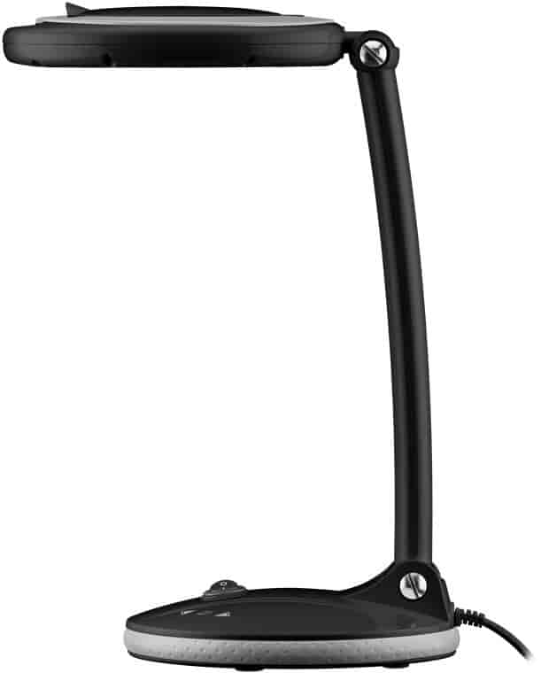 Luplampe med justerbart forstørrelsesglas, LED lys,100 mm.goobayLuplamper Sort Kompakt luplampe udført som bordlampe med justerbart forstørrelsesglas, LED lys Luplampe med touch-regulering. Luphovedet kan vippes op til 90° og drejes 75°, mens den skridsikre base sikrer stabilitet. Perfekt til kosmetik, som læsehjælp eller præcisionsarbejde som lodning og hobbyprojekter. Ideel som bord-, skrivebords-, tegne- eller læselampe.