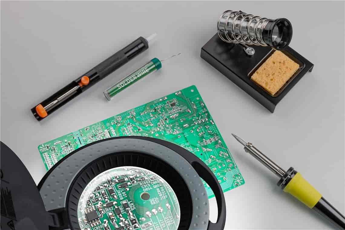 Luplampe med justerbart forstørrelsesglas, LED lys,100 mm.goobayLuplamper Sort Kompakt luplampe udført som bordlampe med justerbart forstørrelsesglas, LED lys Luplampe med touch-regulering. Luphovedet kan vippes op til 90° og drejes 75°, mens den skridsikre base sikrer stabilitet. Perfekt til kosmetik, som læsehjælp eller præcisionsarbejde som lodning og hobbyprojekter. Ideel som bord-, skrivebords-, tegne- eller læselampe.