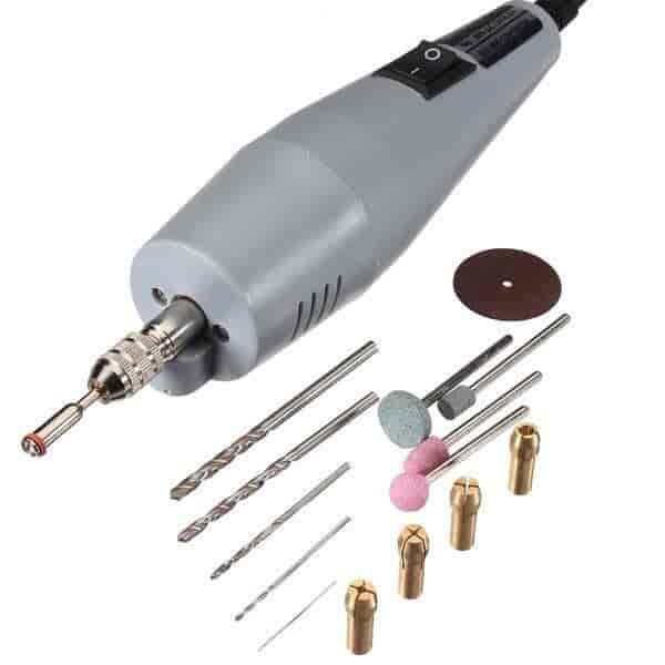 Mini drill high speed grinder 12V / 10W 12000 revolutions with accessoriesAre you looking for precision and efficiency in your projects when drilling and grinding? This mini drill and speed sander is the perfect solution! With 12,000 revolutions per minute and a vibration-free high-quality design, you get both control and comfort. The compact and light construction makes it ideal for narrow working areas. Ideal for hobbyists, DIY enthusiasts, model builders, electronics enthusiasts, jewelry designers, artists, craftspeople, small repair households and educational environments.Hadex