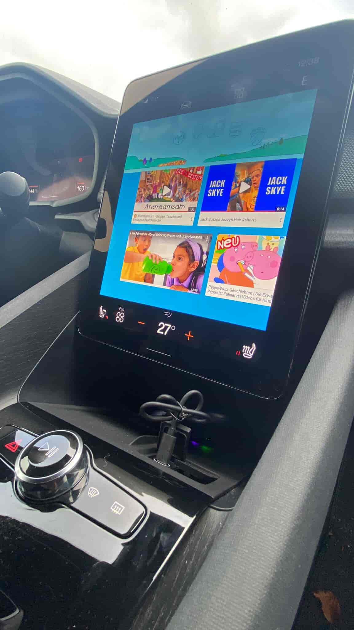 TV CarPlay AI Box Android 13GigablueBiludstyr Hvid Med GigaBlue Android 13 TV CarPlay AI Box - Car Entertainment får du trådløs adgang til Apple CarPlay og Android Auto. Google Play Store giver dig mulighed for at downloade mange af dine yndlingstjenester som f.eks. Netflix, YouTube, YouTube Kids, Amazon Prime Video, IPTV App og meget mere og se dem på bilens medieskærm. Fungerer i enhver bil, forudsat at køretøjet har Apple CarPlay eller Android Auto fra fabrikken. Ventetiden ved ladestationerne kan nu blive en behagelig oplevelse takket være TV CarPlay AI Box. Nyd dine yndlingsserier på Netflix eller se spændende YouTube-videoer, mens din elbil lader. Integrationen af underholdningstjenester gør ventetiden ikke kun mere effektiv, men også mere underholdende. Velkommen til fremtidens mobilitet med Gigablue TV CarPlay AI Box!