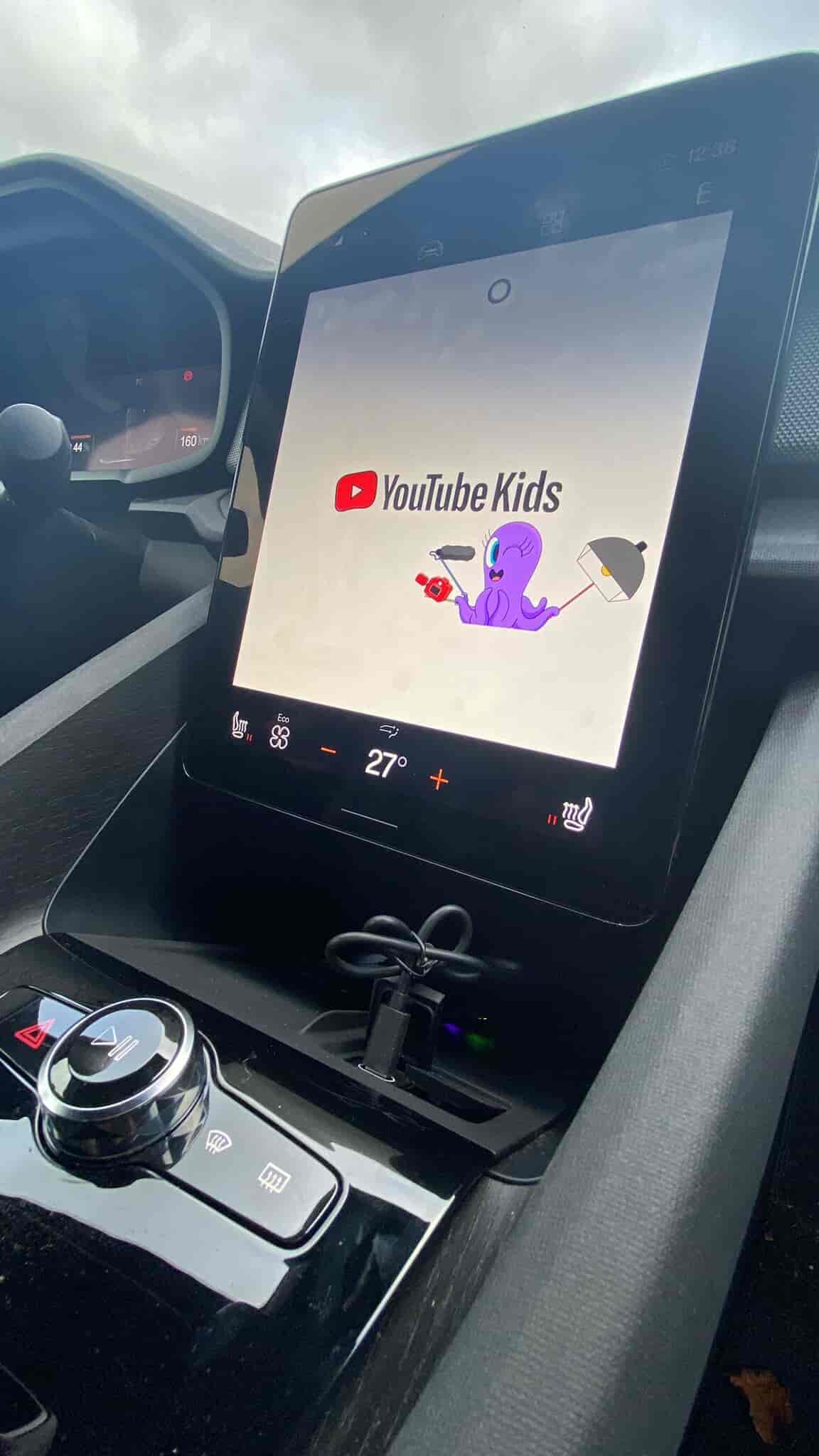 TV CarPlay AI Box Android 13GigablueBiludstyr Hvid Med GigaBlue Android 13 TV CarPlay AI Box - Car Entertainment får du trådløs adgang til Apple CarPlay og Android Auto. Google Play Store giver dig mulighed for at downloade mange af dine yndlingstjenester som f.eks. Netflix, YouTube, YouTube Kids, Amazon Prime Video, IPTV App og meget mere og se dem på bilens medieskærm. Fungerer i enhver bil, forudsat at køretøjet har Apple CarPlay eller Android Auto fra fabrikken. Ventetiden ved ladestationerne kan nu blive en behagelig oplevelse takket være TV CarPlay AI Box. Nyd dine yndlingsserier på Netflix eller se spændende YouTube-videoer, mens din elbil lader. Integrationen af underholdningstjenester gør ventetiden ikke kun mere effektiv, men også mere underholdende. Velkommen til fremtidens mobilitet med Gigablue TV CarPlay AI Box!