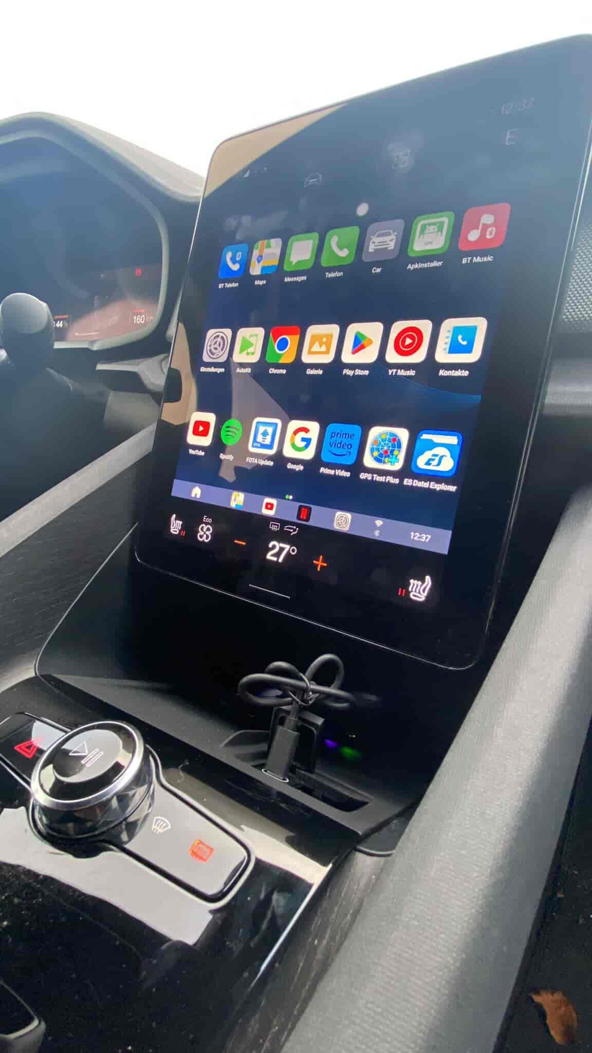 TV CarPlay AI Box Android 13GigablueBiludstyr Hvid Med GigaBlue Android 13 TV CarPlay AI Box - Car Entertainment får du trådløs adgang til Apple CarPlay og Android Auto. Google Play Store giver dig mulighed for at downloade mange af dine yndlingstjenester som f.eks. Netflix, YouTube, YouTube Kids, Amazon Prime Video, IPTV App og meget mere og se dem på bilens medieskærm. Fungerer i enhver bil, forudsat at køretøjet har Apple CarPlay eller Android Auto fra fabrikken. Ventetiden ved ladestationerne kan nu blive en behagelig oplevelse takket være TV CarPlay AI Box. Nyd dine yndlingsserier på Netflix eller se spændende YouTube-videoer, mens din elbil lader. Integrationen af underholdningstjenester gør ventetiden ikke kun mere effektiv, men også mere underholdende. Velkommen til fremtidens mobilitet med Gigablue TV CarPlay AI Box!