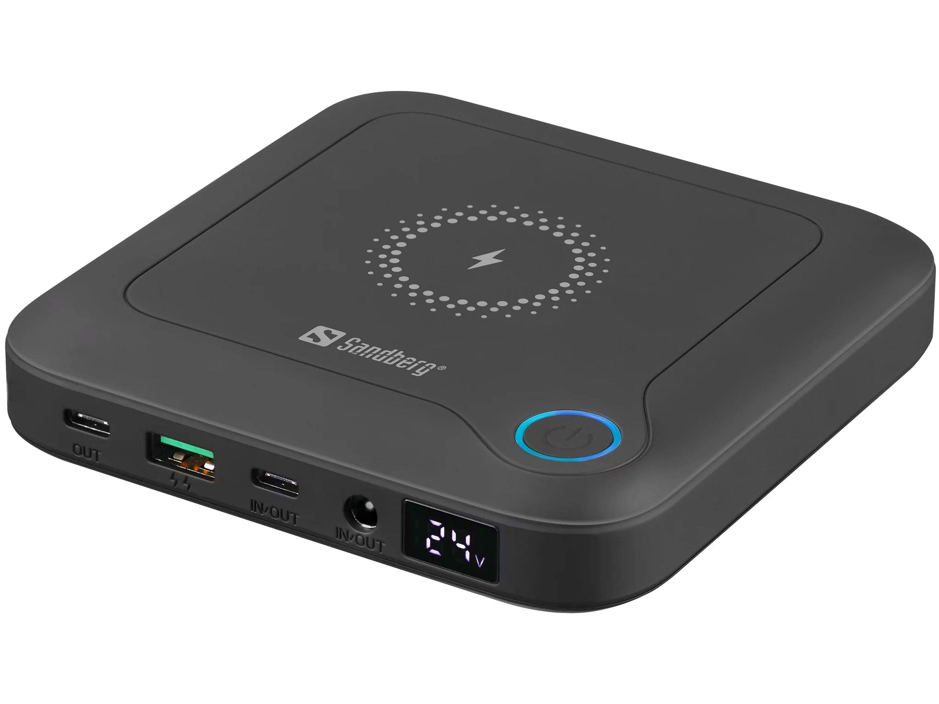 Powerbank 24000 All-In-1. Din universelle energikilde på fartenPowerbank All-In-1 Laptop Powerbank 24000. Kraftfuld og kompakt strøm på farten Med en kapacitet på 24.000 mAh er denne powerbank din perfekte rejsemakker. Oplad op til 4 enheder samtidig via DC-port, 2 USB-C porte, QuickCharge USB-A eller den indbyggede trådløse fastcharger. Ideel til laptops, smartphones og tablets. Den kompakte størrelse og vægt på kun 0,5 kg gør den nem at have med i tasken. Genoplad hurtigt med AC-adapter eller USB-C oplader. Displayet viser DC-udgangens volt, mens USB-porte justeres automatisk. Perfekt til arbejde og rejse – altid strøm, når du har brug for det!