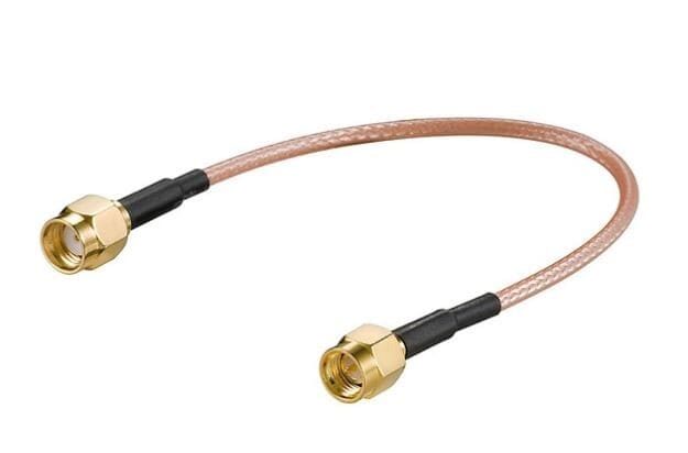 Adapterkabel SMA-SMA reverse til WLANgoobay3G -4G og WLAN antenner Guld Adapterkabel SMA - SMA reverse. RG316 koaxkabel. Forgyldte kontaktflader. Anvendes ved tilslutning af ekstern antenne på router og modems med SMA reverse bøsning.Adapterkabel SMA til SMA reverse (RP-SMA) til WiFi/WLAN antenner Kort RG316 koax adapterkabel (15 cm) med forgyldte kontaktflader til tilslutning af ekstern WiFi antenne (WLAN antenne) på routere og modemmer med SMA reverse (RP-SMA) antennetilslutning. God løsning når du vil forbedre dækning og signal ved at placere antennen bedre.Tip: Tjek altid om din enhed bruger SMA reverse (RP-SMA) eller standard SMA, da de ligner hinanden men ikke er kompatible.Bestil i dag og få hurtig levering fra lager.