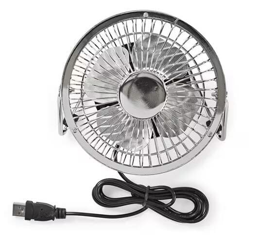 USB bordventilator til kontoret Ø15 cm.NedisVentilatorer Sølv Lille smart USB bordventilator til skrivebordet. Nyd en støjsvag kølig brise. Ekstrem stille og energieffektiv bordventilator. Bordventilatoren kan drives af enhver USB forsyning, PC, laptop eller f.eks. en egnet Powerbar. Ultra letvægtsramme fremstillet i metal og tænd/sluk knap på bagside. Meget nem tillslutning med USB kabel. Diameter 15 cm., vingediameter 10 cm.