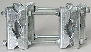 Dobbeltclamp til montering af antennemast på eksisterende mast eller eksempelvis balkon og gelændere.