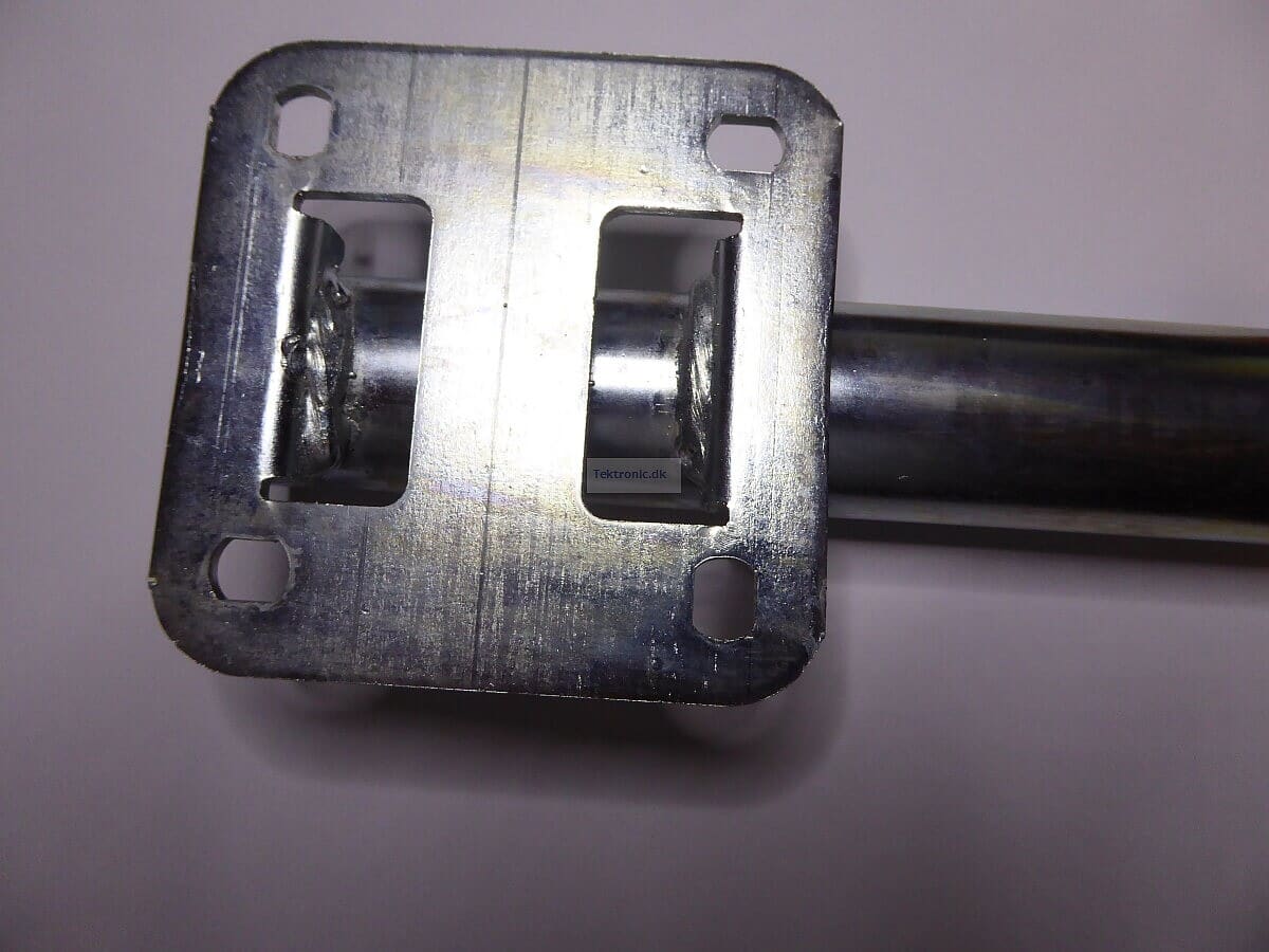 Balkon altan beslag Ø38 mm. højre. Monteringssæt medfølger. Grundplade hulafstand 70 mm.