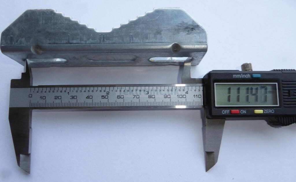 Dobbeltclamp til montering af antennemast på eksisterende mast eller eksempelvis balkon og gelændere.