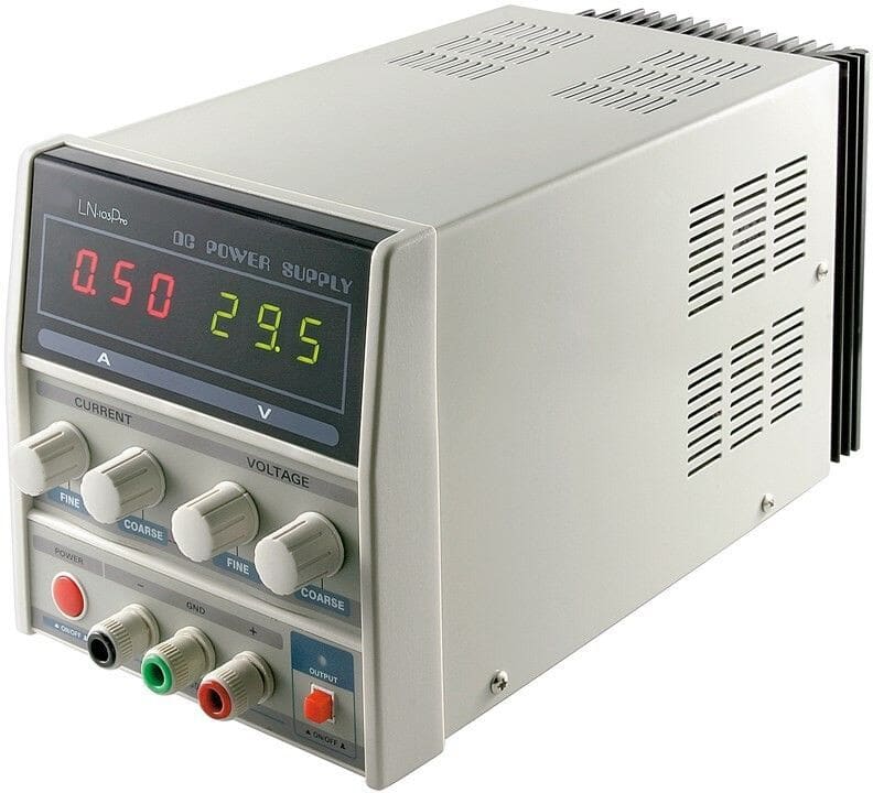 Strømforsyning variabel 0-30 volt,3A,med display