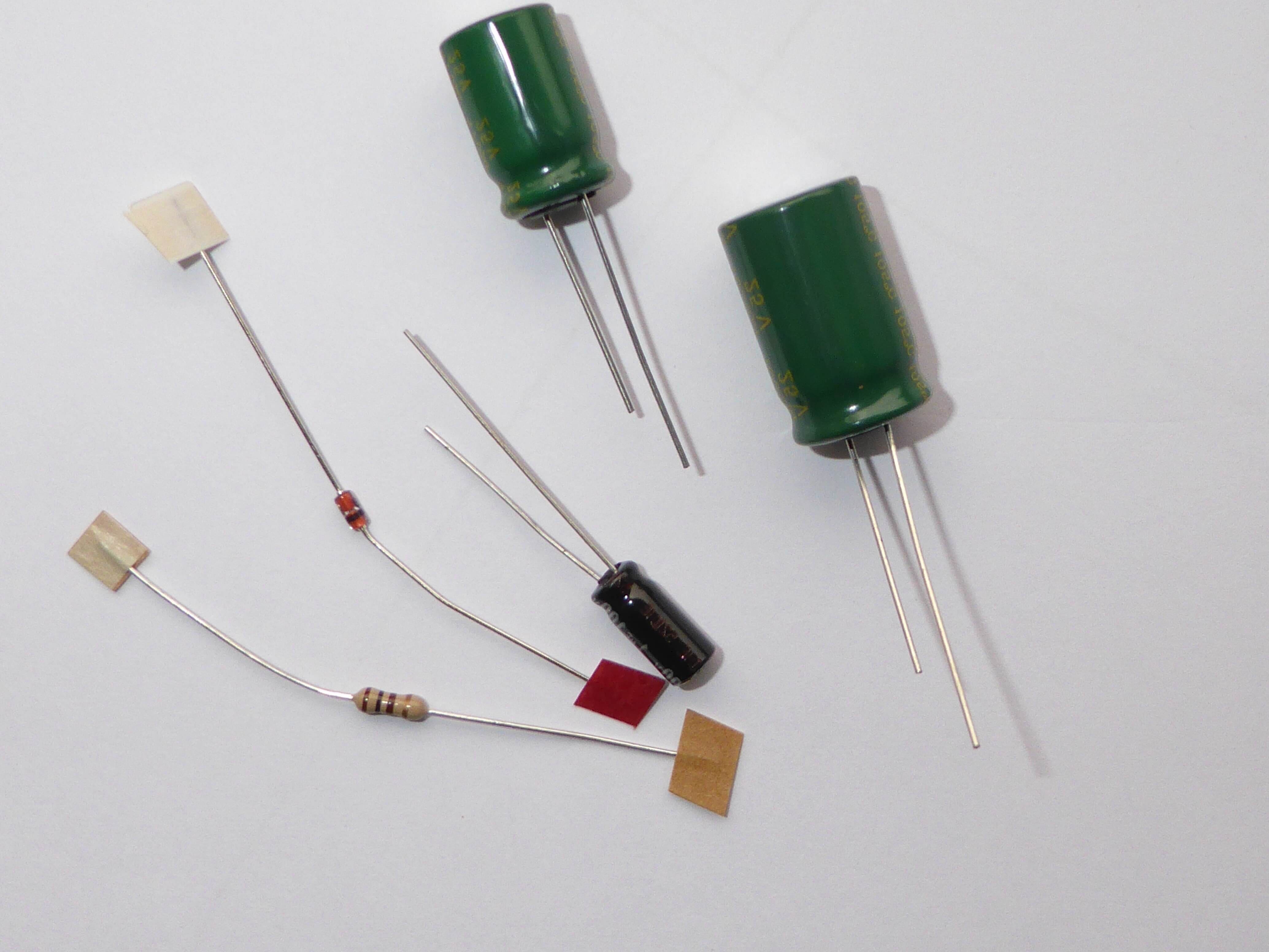 Rep.sæt Humax strømforsyning - til tv og modtagere - Humax - kvalitetN.A.Reservedele digitalmodtagere Grøn Rep.sæt Humax strømforsyning.Rep.sæt for strømforsyningsprint i Humax 5400,5400Z,5300 og 5350. Sættet indeholder alle nødvendige komponenter for rep. af strømforsyningsprintet og efter udskiftning vil netdelen være forbedret i forhold til den originale. Sættet kræver at man kan håndtere en loddekolbe, alternativt kan anvendes det færdige strømforsyningsprint med vnr. 01500.