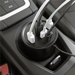  Opladning af mobil i bilen - Kopholder USB Power. Kopholder USB Power gør det nemt at oplade mobil i bilen. Høj kapacitet og hu