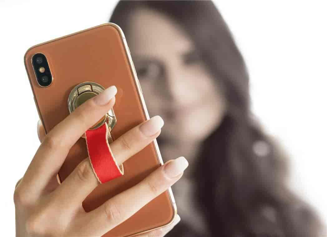 Styr din smartphone - fingerstrop sikrer dig mod tab af telefonen.. Fingerstrop til smartphone. Sort/ Rose