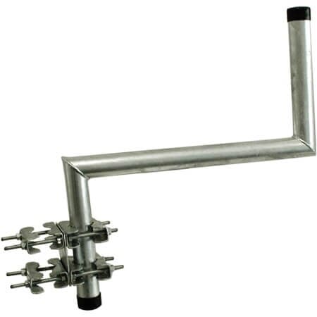 Z-UdliggerarmN.A.Clamps - diverse beslag. Stål Z-Udliggerarm til montering på eksisterende mast. Z-udliggeren kan monteres på alle eksisterende master med en diameter på op til 60 mm. Udliggerarmen giver en afstand på 50 cm. fra monteringspunkt på eksisterende mast til parabol/antenne eller kamera .Z-Udliggerarmen er lukket i begge ender med plastkappe.
