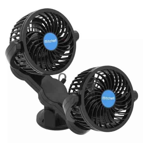 12V dobbelt blæser til bilen - justerbare ventilatorer, robust stativ og sugekop.N.A.Ventilatorer Sort 12V dobbelt ventilator. To justerbare ventilatorer med et robust stativ og sugekop. 12 V strømforsyning fra cigarettænderen. Ventilatorerne på 11 cm i diameter kan drejes takket være kugleleddet, og på samme tid kan hver blæser styres separat i næsten enhver retning takket være den roterende mekanisme på stativet.