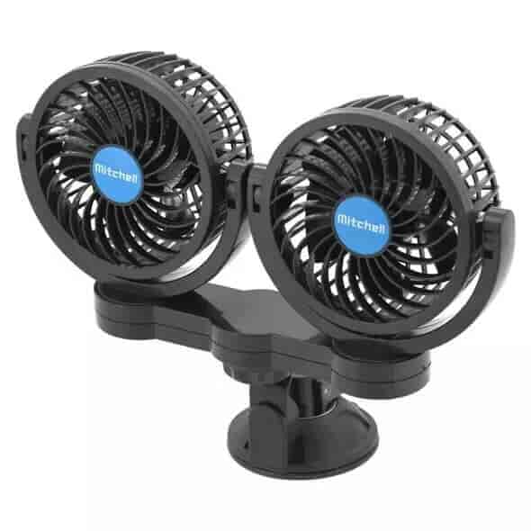 12V dobbelt blæser til bilen - justerbare ventilatorer, robust stativ og sugekop.N.A.Ventilatorer Sort 12V dobbelt ventilator. To justerbare ventilatorer med et robust stativ og sugekop. 12 V strømforsyning fra cigarettænderen. Ventilatorerne på 11 cm i diameter kan drejes takket være kugleleddet, og på samme tid kan hver blæser styres separat i næsten enhver retning takket være den roterende mekanisme på stativet.