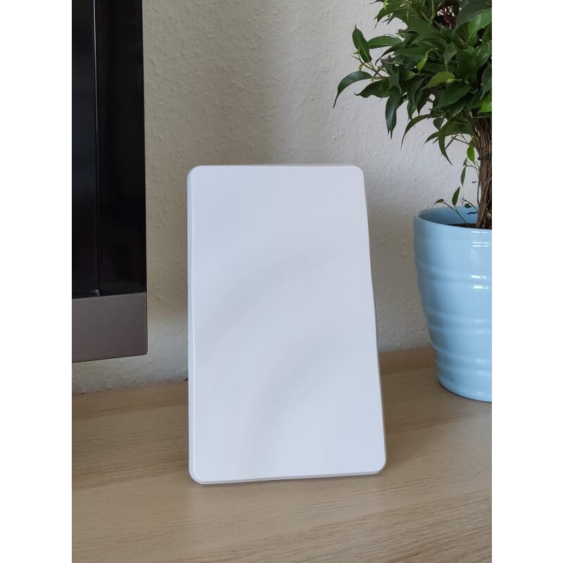 Maximum DA-2200 Indoor TV antennaMaximum DA-2200 Indoor TV antenna is a TV antenna developed for receiving digital DVB-T2 signals. Maximum DA-2200 has a built-in lownoise amplifier that ensures optimal signal and best reception. The TV antenna can be used for both horizontal and vertical DVB-T2 signals and has a built-in 4G / LTE filter. Antenna is powered either via the supplied adapter or directly from the DVB-T2 receiver box / television. Suitable for both Boxer TV and free channels DVB-T/T2 channels. Maximum