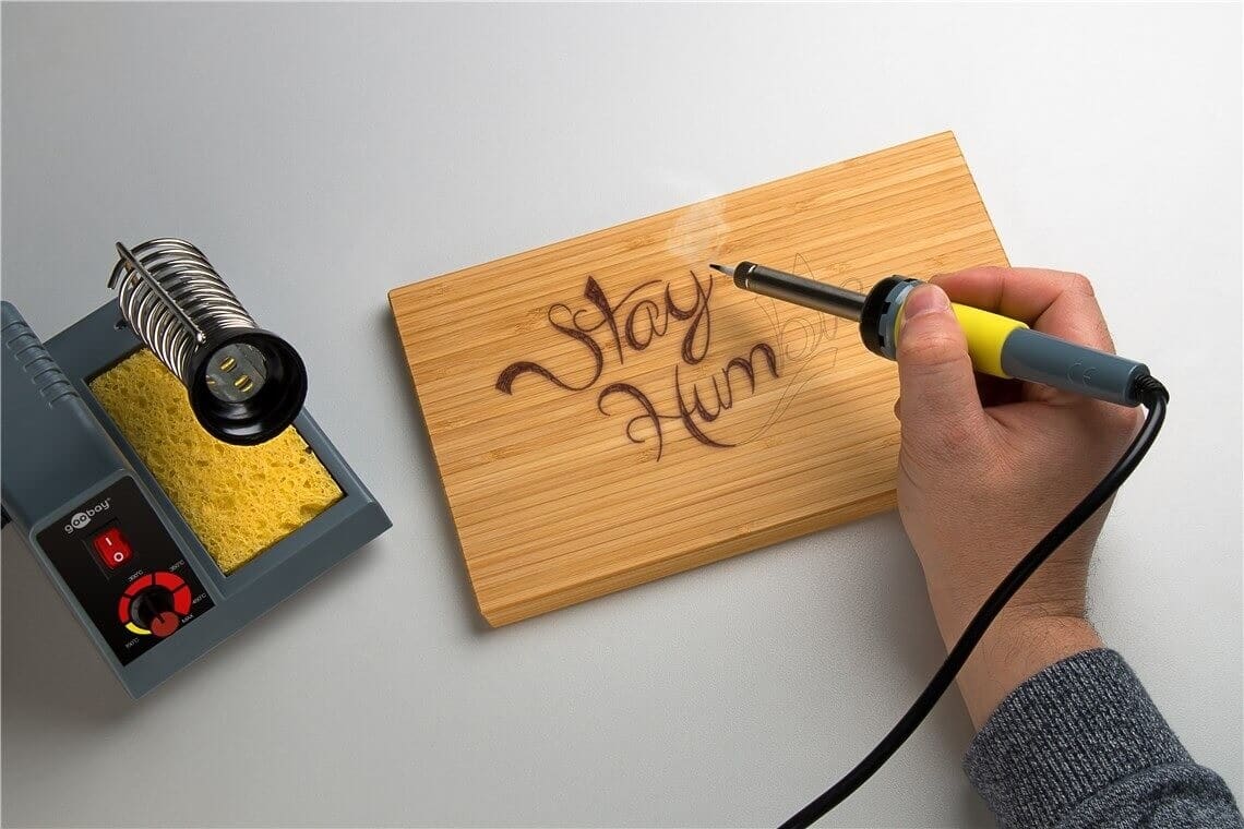 Loddekolbe AP2 - loddestation med justerbar temperatur - her i anvendelse som brænder til træ