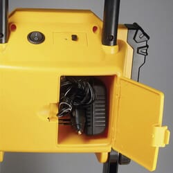 Arbejdslampe/projektør. 12 V. ladestik og 230 V. ladeadapter kan opbevares i arbejdslampe.
