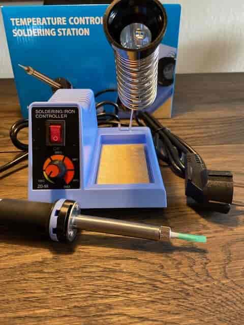 Soldering station with temperature control 48W soldering iron. 150-480 degrees.Perfect entry-level soldering station. Complete soldering station for hobby users. The soldering station comes with a lightweight soldering iron, stand and cleaning sponge. The soldering station has an adjustable temperature. The temperature can be regulated according to tin and workpiece to between 150-480 degrees. The soldering tip of the soldering iron can be replaced. Compact design. Super popular soldering station.N.A.