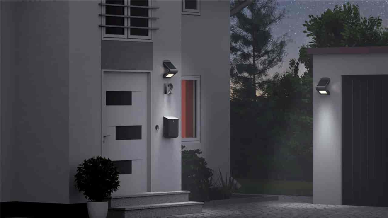 LED Solcelle udendørs lampe med sensor, 1.5 W, Belysning til indgang, carport, gangarealer og trapper.goobayBelysning & El Sort LED Solcelle lampe med sensor - Smart belysningsløsning til indgangspartier, carporte, gangarealer og trapper. LED Solar lampen kræver ikke at du skal trække ledninger - den oplades automatisk med solens hjælp. Hurtig monteret. LED Solcelle lampen indeholder en IR sensor og kan indstilles i flere tilstande, f.eks. så den lyser op ved bevægelse i nærheden. IP65 tæthedsklasse - konstrueret til udendørs anvendelse og har perfekt beskyttelse under alle vejrforhold (-20 ～ 50 ° C). Trendy design med strømlinet form og smukke lyseffekter. Skab hurtigt og nemt en flot belysningsløsning.