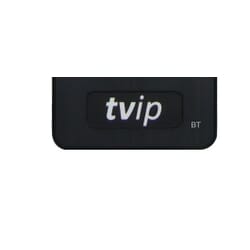 TVIP IR+Bluetooth fjernbetjeningTVIPFjernbetjening Sort IR og bluetooth fjernbetjening til IPTV bokse fra TVIP. Kontroller din TVIP box med IR eller Bluetooth. Med Bluetooth behøver du ikke have visuel kontakt med kassen. Du kan f.eks. anbringe TVIP-boksen i en skænk, reol eller bag tv'et, og styre TVIP boksen via Bluetooth "gennem vægge". Bluetooth kræver ikke, i modsætning til IR, at du peger direkte på TVIP IPTV boksen. 